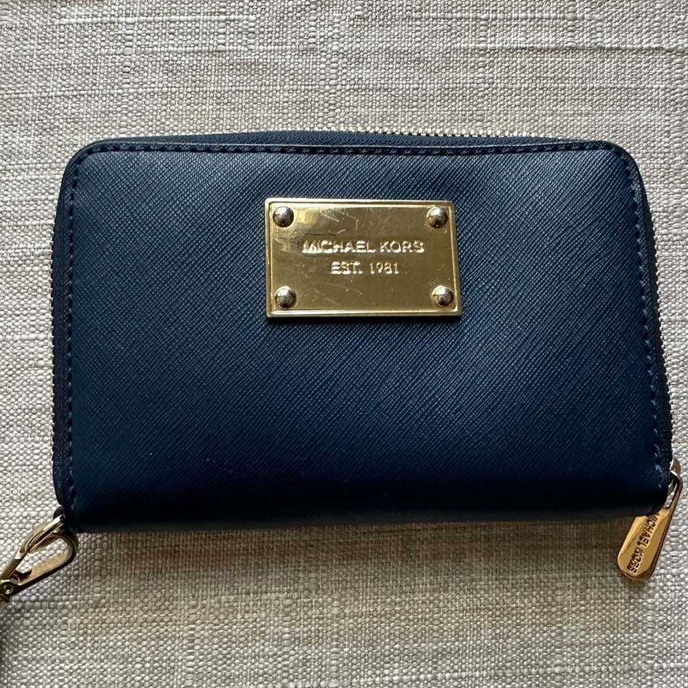 Like new, great condition wallet.